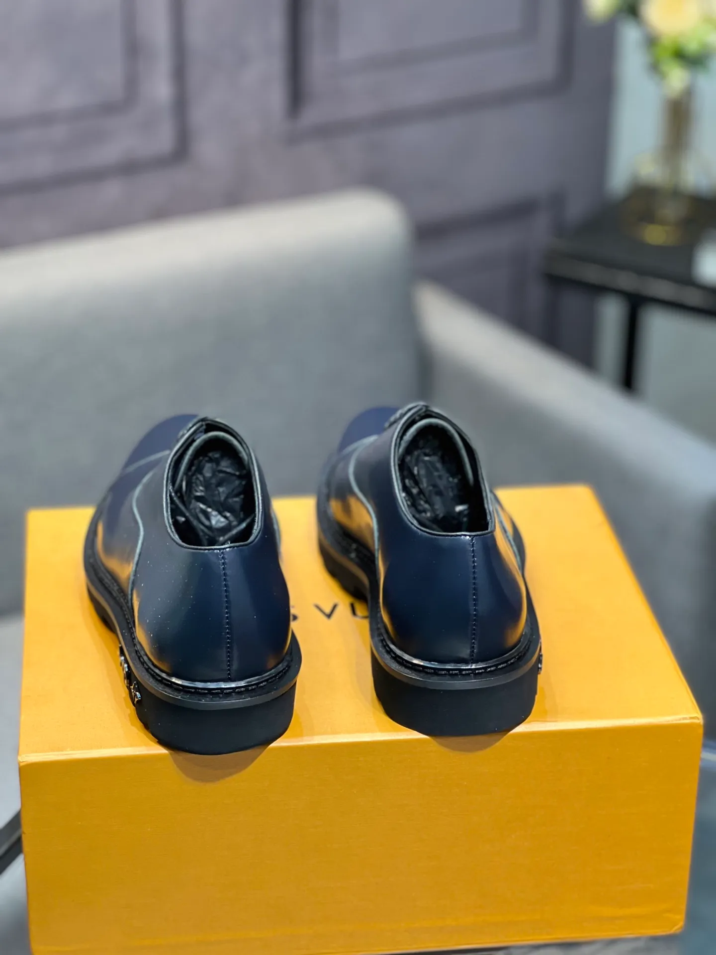 Men's shoes 💰820 [LV] - High-end quality - Upper: 🔝 tumbled cowhide, Nappa cowhide, brand logo sewn on shoe body - Lining: cowhide, foot pads; water-dyed cowhide - Outsole: TPR·rubber foam; two-color molded outsole -Super high quality control·Fine workmanship: highlighted (high-end·luxury·grade) -Size: 39-44 (38 45 can be customized)
